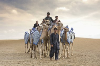 En düşük Rub Al hali çölde deve erkeklerle Al Madina, Birleşik Arap Emirlikleri, 22 Temmuz 2017:.