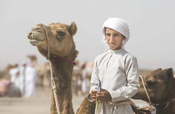 Safen Omã Abril 2018 Menino Beduíno Com Camelos Campo Omani — Fotografia de Stock