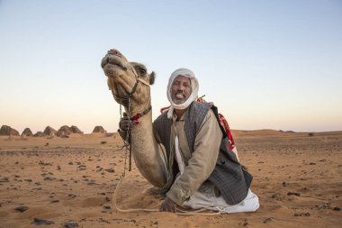 Meroe piramitleri, Sudan 19 Aralık 2015: bir adam bir çölde onun deve ile