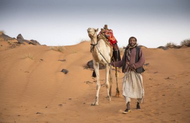 Meroe piramitleri, Sudan 19 Aralık 2015: bir adam bir çölde onun deve ile