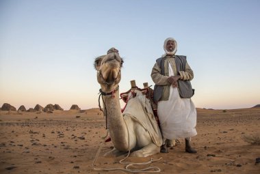 Meroe piramitleri, Sudan 19 Aralık 2015: bir adam bir çölde onun deve ile