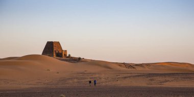 Meroe piramitleri, Sudan 19 Aralık 2015: birkaç yürüyüş bir piramit Sudan'daki bir çöl doğru