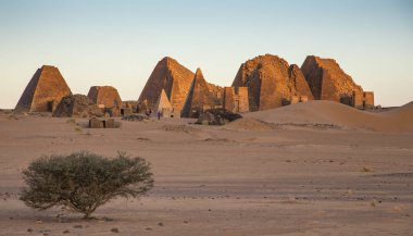 Meroe piramitler Sudan'daki bir çöl