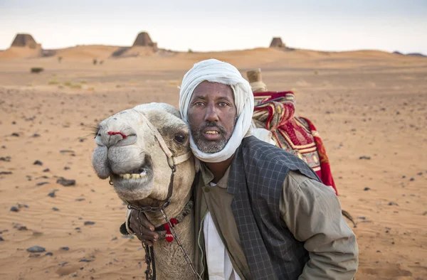 Piramidi Meroe Sudan Dicembre 2015 Uomo Con Cammello Nel Deserto — Foto Stock