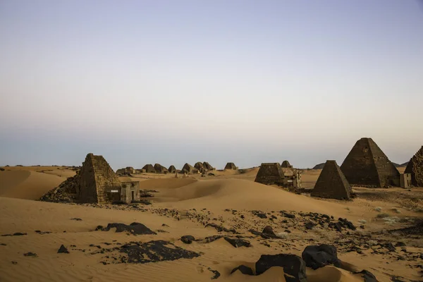 Meroe Pyramiderna Sudan December 2015 Man Med Hans Kamel Öknen — Stockfoto