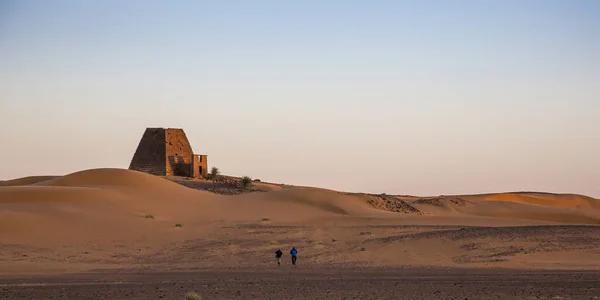 Πυραμίδες Μερόε Σουδάν Δεκεμβρίου 2015 Ένα Ζευγάρι Περπάτημα Προς Μια — Φωτογραφία Αρχείου