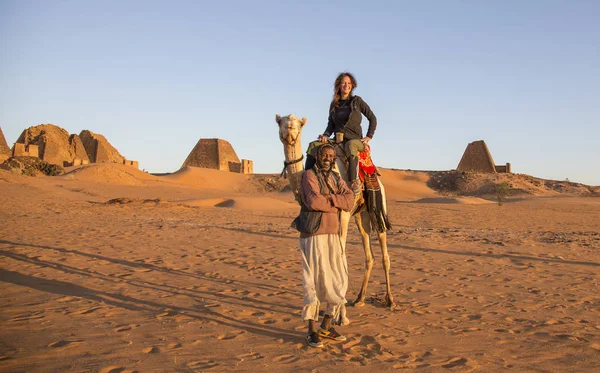 メロー ピラミッド スーダン 2015 砂漠のピラミッドの前で地元の男性とラクダの女性 — ストック写真