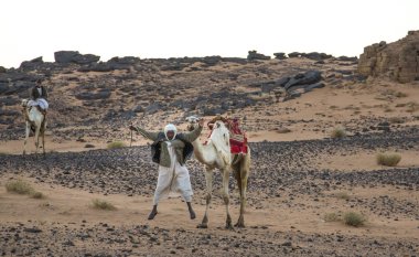 Meroe piramitleri, Sudan 19 Aralık 2015: bir adam bir çölde onun deve ile