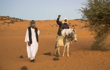 Meroe piramitleri, Sudan 19 Aralık 2015: bir çölde insanlar eşek