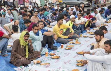 Dubai, Birleşik Arap Emirlikleri, 28 Mayıs, 2018: eski Dubai bir caminin dışında ortak iftar yemeği