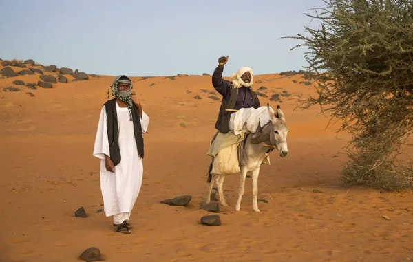 Meroe Pyramids Sudan Dezembro 2015 Pessoas Burro Deserto — Fotografia de Stock