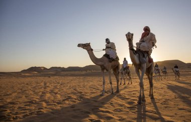 Meroe piramitleri, Sudan 19 Aralık 2015: sudan erkekler develerini Sudan'daki bir çöl üzerinde