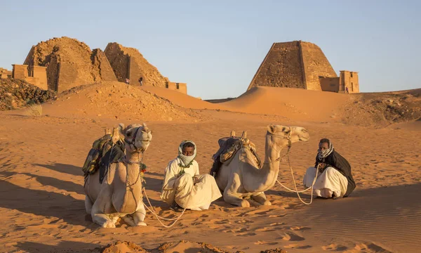 Pirámides Meroe Sudán Diciembre 2015 Hombres Sudaneses Camellos Desierto Sudán — Foto de Stock