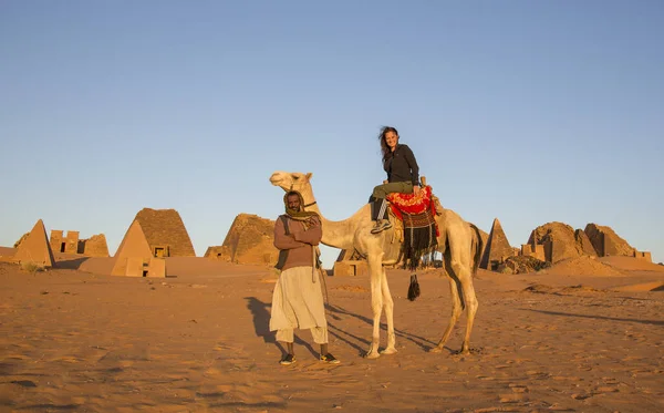 メロー ピラミッド スーダン 2015 砂漠のピラミッドの前で地元の男性とラクダの女性 — ストック写真