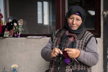 Noratus, Ermenistan - 2 Haziran 2018: Hatıra Eşyası satan çorap örgü Ermeni kadın