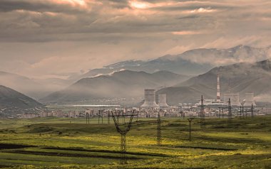 Sevan güç istasyonu Ermenistan'da dağlar