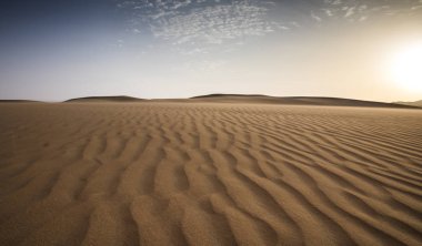 gün batımı sırasında Liwa çölde kum fırtınası