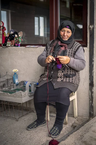 Noratus Armenia Junio 2018 Mujer Armenia Tejiendo Calcetines Mientras Vende —  Fotos de Stock
