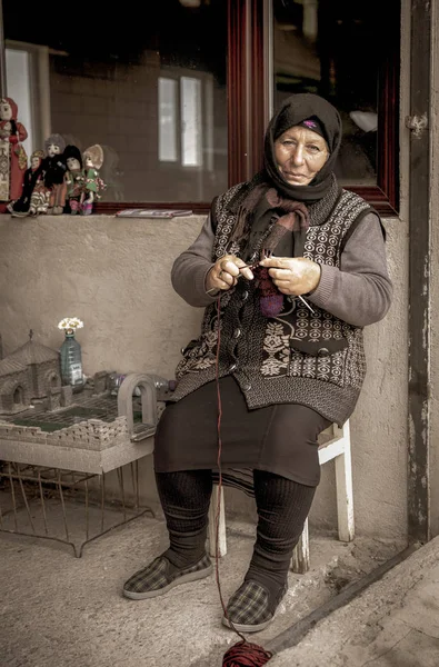 Noratus Armenia Junio 2018 Mujer Armenia Tejiendo Calcetines Mientras Vende — Foto de Stock