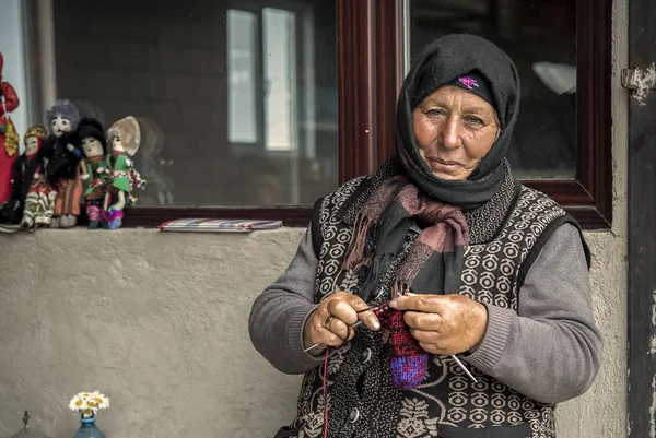 亚美尼亚 Noratus 2018年6月2日 亚美尼亚妇女在销售纪念品时针织袜子 — 图库照片