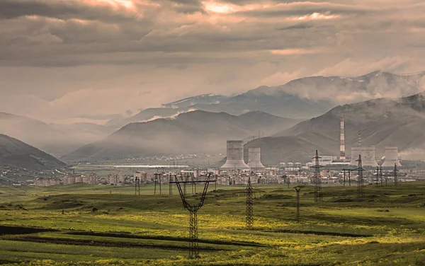 Sevan güç istasyonu Ermenistan'da dağlar