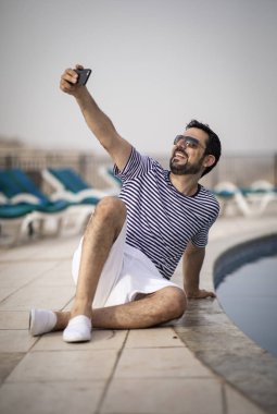 Orta yaşlı Arap adam bir havuzda onun yaz tatil keyfini