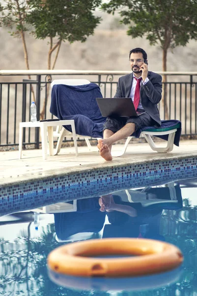 Middelste Leeftijd Arabische Man Die Werken Met Laptop Tijdens Zijn — Stockfoto