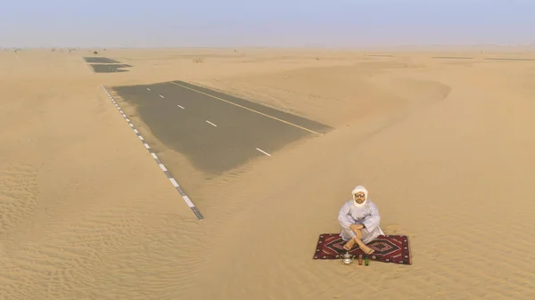 Tuareg Человек Пить Чай Пустыне — стоковое фото