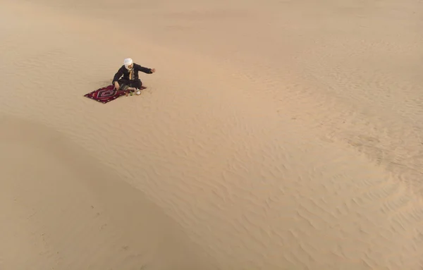 Tuareg Uomo Bere Deserto — Foto Stock