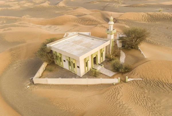 Övergivna Moskén Öken Tas Över Sand — Stockfoto