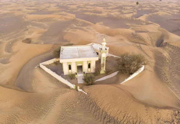 Mesquita Abandonada Deserto Sendo Ultrapassada Pela Areia — Fotografia de Stock