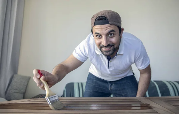 Renowacja Arab Człowiek Stół Drewna Tekowego — Zdjęcie stockowe