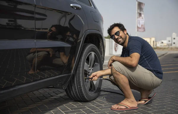 Arab Człowiek Dodawanie Powietrza Oponach Samochodów — Zdjęcie stockowe