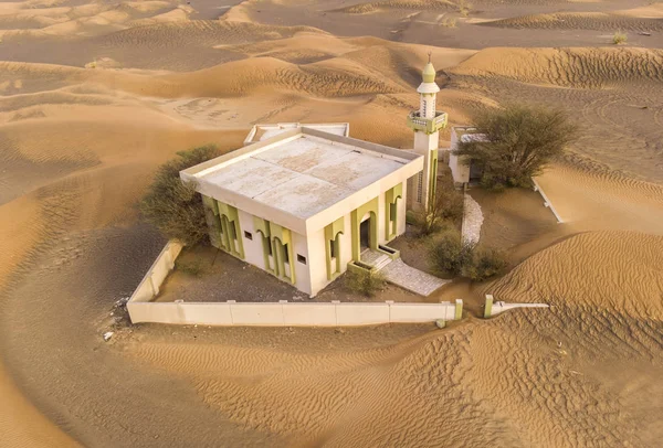 Mezquita Abandonada Desierto Siendo Alcanzada Por Arena —  Fotos de Stock