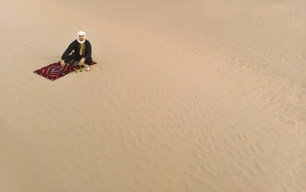 Tuareg Hombre Bebiendo Desierto — Foto de Stock