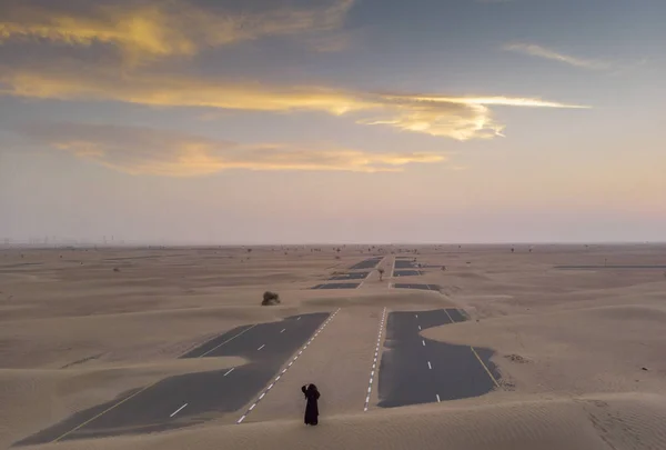 Dubai Yakınındaki Bir Çölde Abaya Geleneksel Kondominiyum Giysili Bir Kadın — Stok fotoğraf