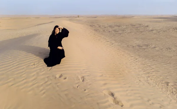 伝統的な首長のドレスを着た女性は ドバイの近くの砂漠でアバヤと呼ばれる — ストック写真