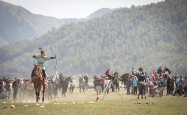 Göl: Issyk-Kul, Kyrgyzstan, 6 Eylül 2018: at oyunu okçuluk yarışan kadın