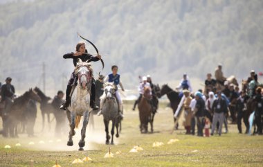 Göl: Issyk-Kul, Kurgyzstan, 6 Eylül 2018: at oyunu okçuluk yarışan kadın