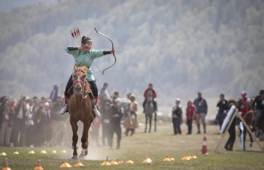 Göl: Issyk-Kul, Kurgyzstan, 6 Eylül 2018: at oyunu okçuluk yarışan kadın