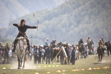Göl: Issyk-Kul, Kurgyzstan, 6 Eylül 2018: at oyunu okçuluk yarışan kadın