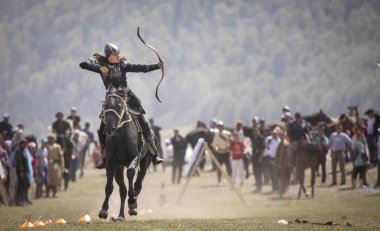 Göl: Issyk-Kul, Kurgyzstan, 6 Eylül 2018: at oyunu okçuluk yarışan kadın