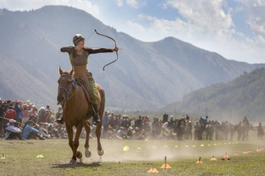 Göl: Issyk-Kul, Kyrgyzstan, 6 Eylül 2018: at oyunu okçuluk yarışan kadın