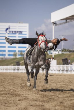 Göl: Issyk-Kul, Kyrgyzstan, 6 Eylül 2018: genç adam hile bir binicilik