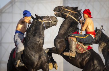 Göl: Issyk-Kul, Kyrgyzstan, 5 Eylül 2018: erkekler sırtında güreş