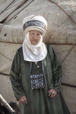 Göl: Issyk-Kul, Kurgyzstan, 6 Eylül 2018: yerel Bayan tam Kırgız kıyafeti