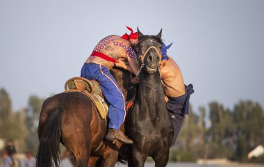 Göl: Issyk-Kul, Kyrgyzstan, 5 Eylül 2018: erkekler sırtında güreş