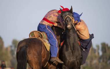 Göl: Issyk-Kul, Kyrgyzstan, 5 Eylül 2018: erkekler sırtında güreş