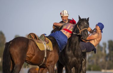 Göl: Issyk-Kul, Kyrgyzstan, 5 Eylül 2018: erkekler sırtında güreş