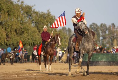 Göl: Issyk-Kul, Kyrgyzstan, 5 Eylül 2018: erkekler sırtında güreş